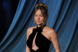 Sydney Sweeney impacta en Nueva York con atrevido ‘little black dress’ y escote abierto 