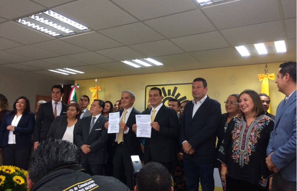El ex jefe de gobierno de la Ciudad de México, Miguel Angel Mancera, se convirtió en el primer coordinador del Grupo Parlamentario del PRD sin ser militante de ese partido. Foto Carina García