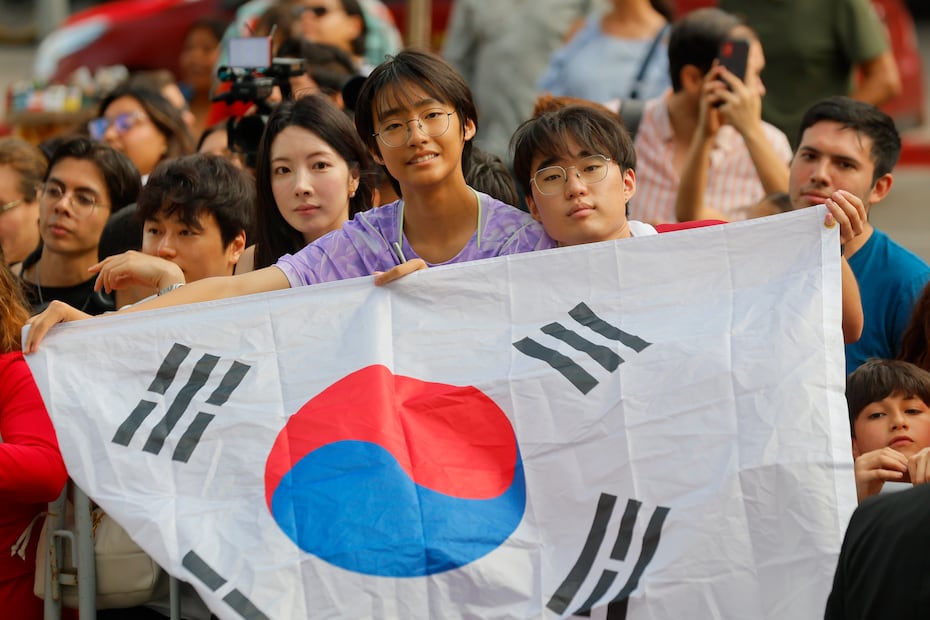 Aficionados esperan a la selección de Corea del Sur en su arribo a Guadalajara, Jalisco, para el Mundial de 2026 - Foto: EFE