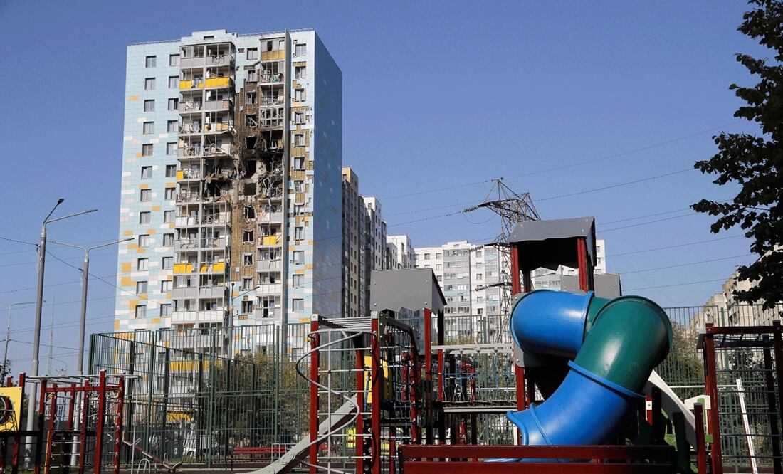 En la localidad de Ramenskoye, a las afueras de Moscú, drones alcanzaron dos edificios residenciales de varias plantas y provocaron incendios. Foto: AP