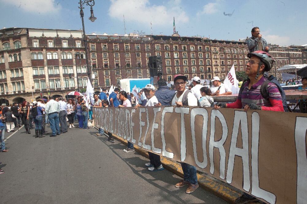 Militantes de Morena se manifestaron en el Zócalo para acusar fraude electoral en la GAM (ARCHIVO EL UNIVERSAL)