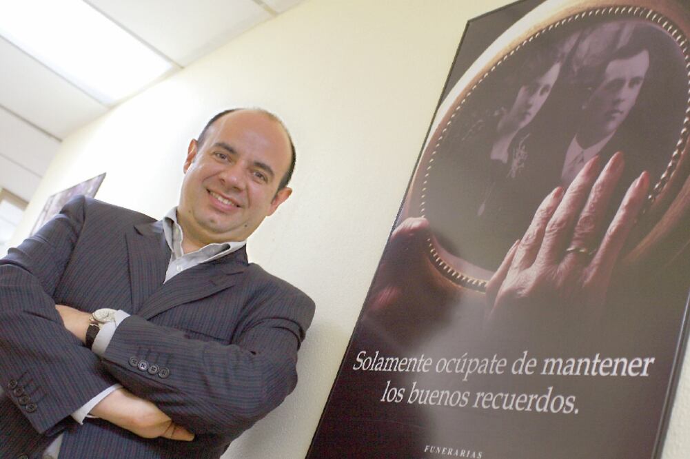 Oscar Padilla, director general del grupo funerario mexicano J. García López, subraya que en medios digitales fueron la primera empresa del sector en tener servicio web y en realizar una esquela interactiva en el mundo (ALMA RODRÍGUEZ. EL UNIVERSAL)