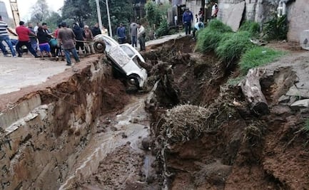 Deslave en Naucalpan hunde a auto e inunda a casas con lodo 