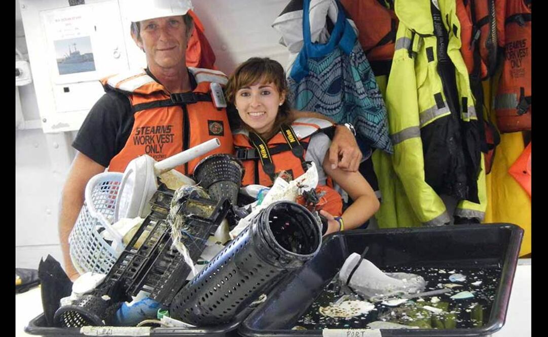 Miembros con el resultado del arrastre de una red de seis metros durante una hora por la Gran Mancha de Basura del Pacífico. Foto: AP