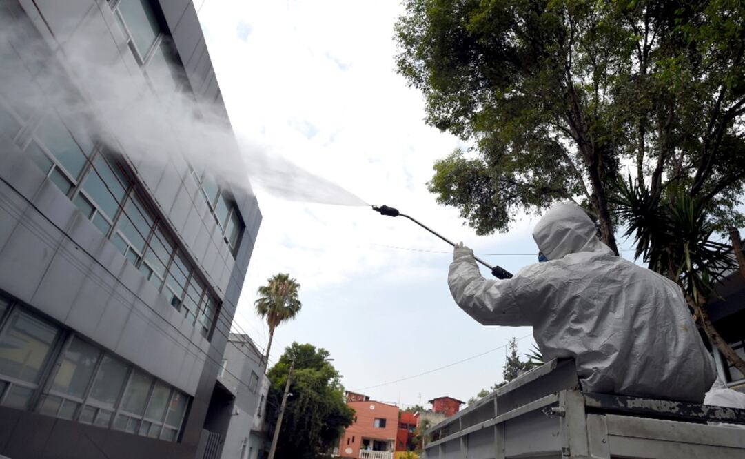 Health workers disinfect the Tacuba General Hospital in Mexico City - Photo: Alfredo Estrella/AFP