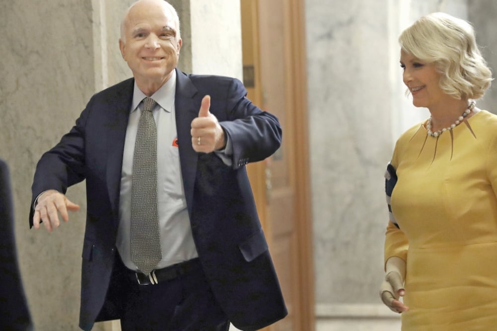 El senador John McCain, a su llegada, ayer, al Senado de EU, donde votó a favor de empezar a debatir un proyecto para revocar la Obamacare. McCain fue ovacionado, días después de revelarse que fue operado del ojo y tiene cáncer. (AFP)