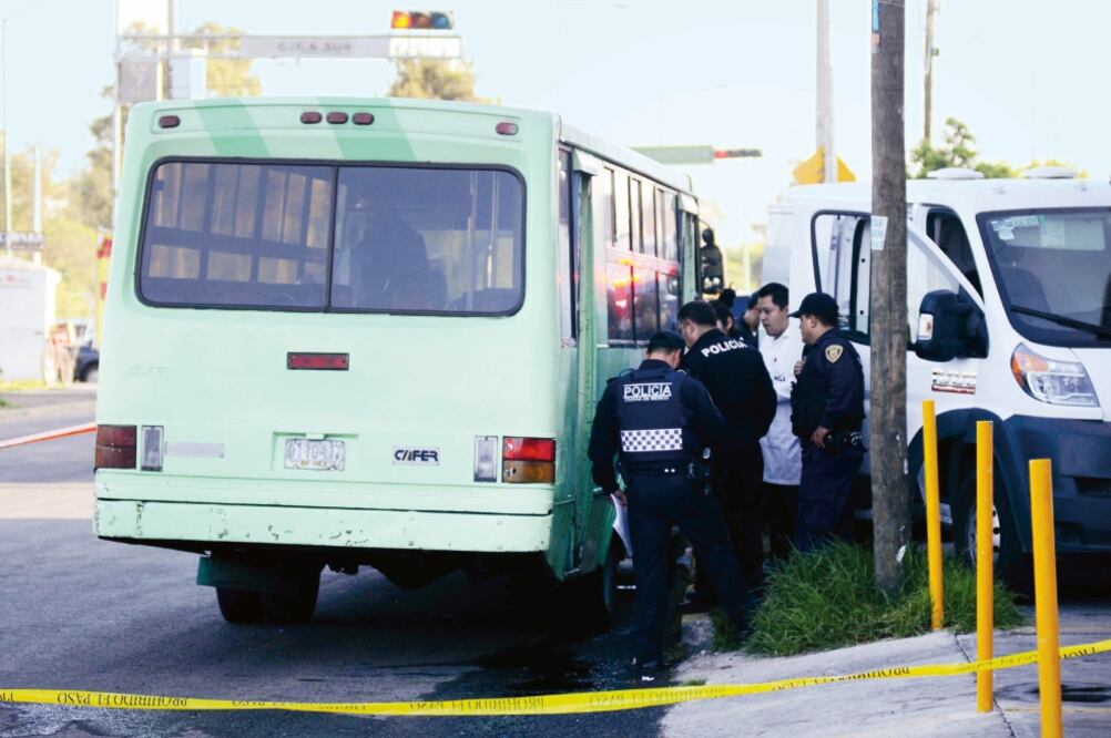 Asaltantes amagaron a los pasajeros de un camión, cuando uno de los usuarios se resistió al despojo recibió un disparo en la cabeza (ARMANDO MARTÍNEZ. EL UNIVERSAL)