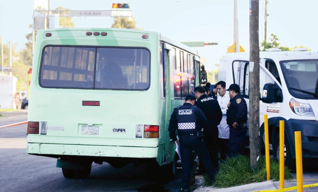 Asaltantes amagaron a los pasajeros de un camión, cuando uno de los usuarios se resistió al despojo recibió un disparo en la cabeza (ARMANDO MARTÍNEZ. EL UNIVERSAL)