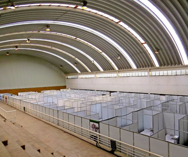 El hospital provisional fue habilitado dentro del complejo comercial deportivo en el Bordo de Xochiaca, ante la saturación de los centros médicos que funcionan en Nezahualcóyotl. ESPECIAL