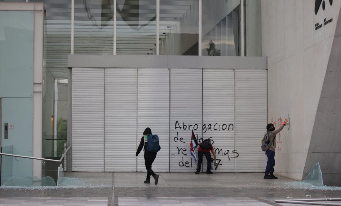 Bloque negro durante la marcha en contra de la gentrificación pinto y rompió mobiliario del MUAC. Foto: Diego Simón Sánchez / El Universal.
