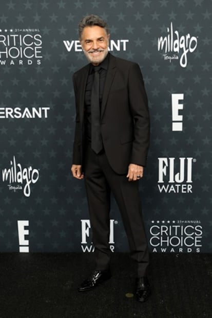 El actor mexicano desfiló en un atuendo monocromático. Foto: AFP.
