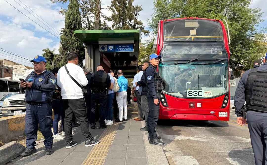 Una mujer pierde la vida al interior de la unidad 830 de la Línea 7 del Metrobús, en la estación Robles Domínguez (08/01/2025). Foto: Iván Montaño / EL UNIVERSAL