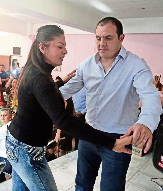 En medio de la controversia. Ayer el alcalde Cuernavaca convivió y bailó con los comerciantes del mercado Adolfo López Mateos (MARGARITO PÉREZ. CUARTOSCURO)