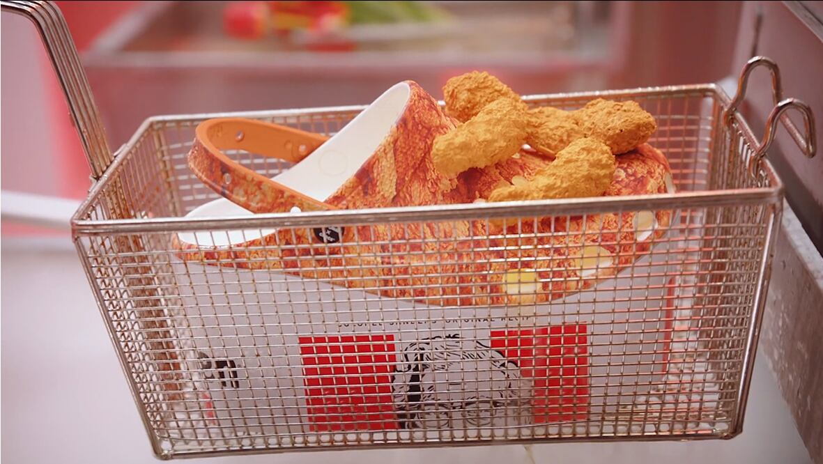 Los KFC x Crocs son lo nuevo en calzado y comida rápida, al mismo tiempo / Foto: Crocs