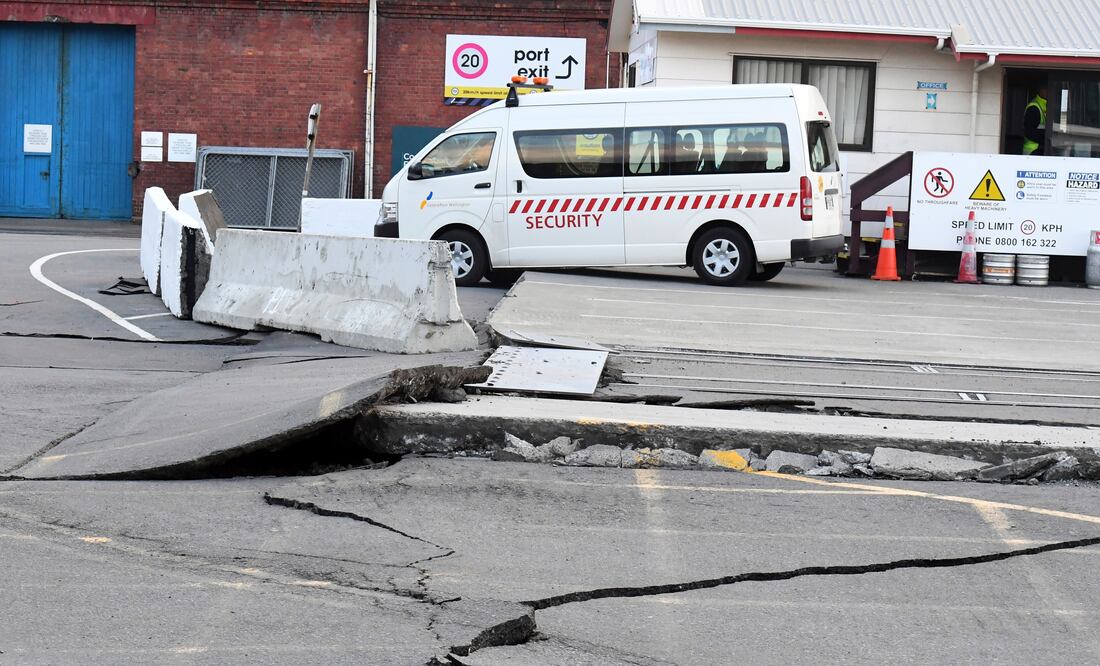 Fotografías compartidas en los medios sociales mostraron algunas carreteras dañadas (AP)