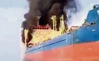 Impactan barcos en estrecho de Ormuz y suspenden tránsito