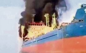 Impactan barcos en estrecho de Ormuz y suspenden tránsito