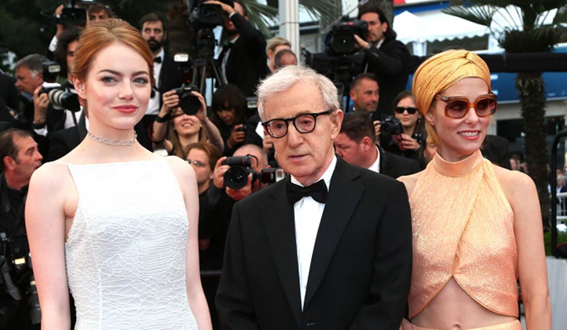 El realizador neoyorquino en medio de sus dos musas: Emma Stone y Parker Posey (AP)