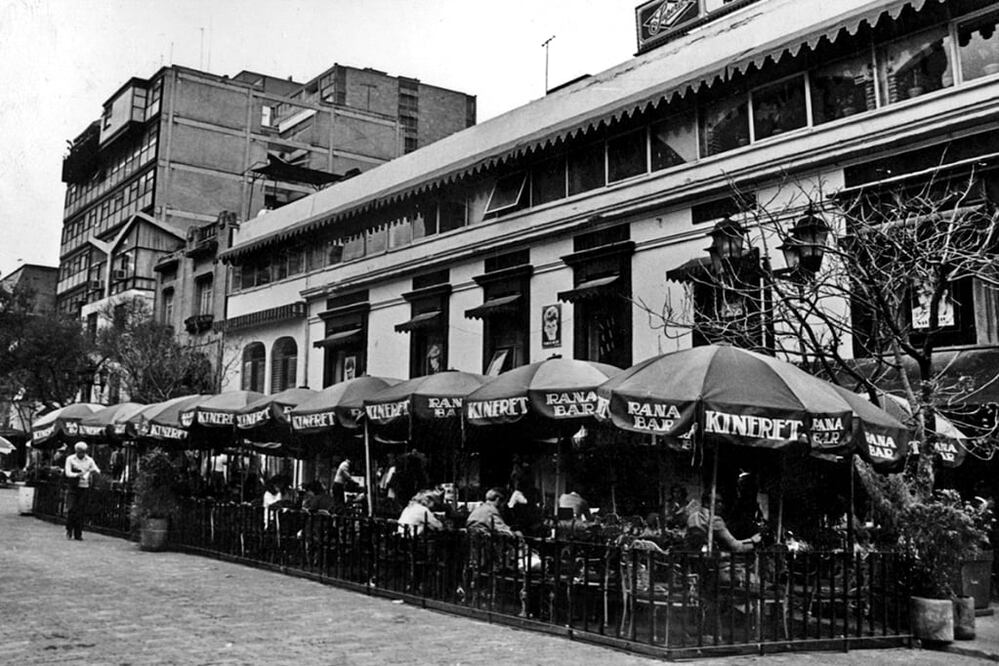 La calle de Génova, vista desde el cruce con Hamburgo en marzo de 1982. A la derecha se aprecia el Rana Bar del restaurante Kineret, y en el fondo, una construcción antigua que ya no existe. Imagen: Archivo/EL UNIVERSAL