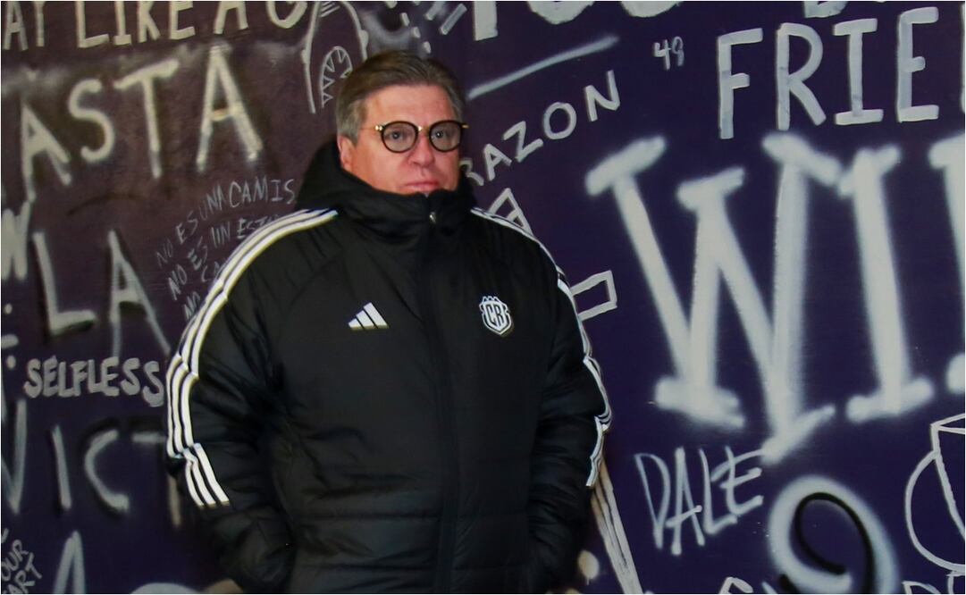 FOTO: Miguel Herrera reacciona tras la goleada en su debut con Costa Rica - @fedefutbolcrc