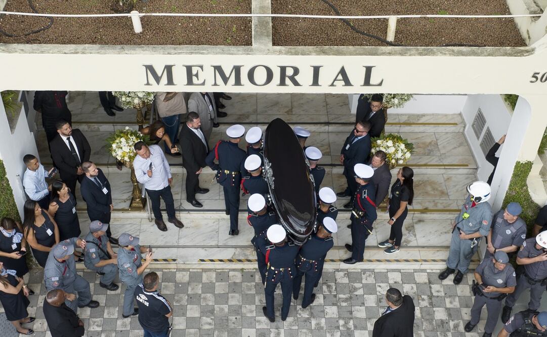 Los restos de Pelé recorrieron las calles de Santos / FOTO: AP
