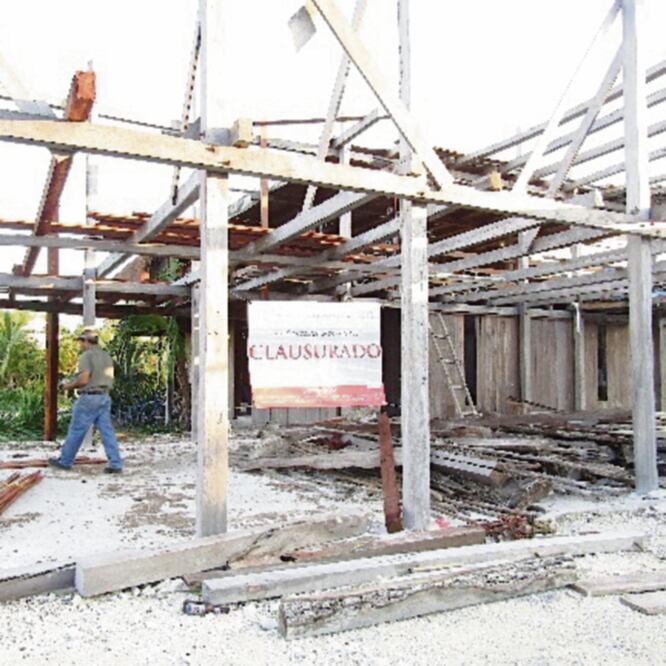 El complejo hotelero integrado por 47 edificios de dos niveles fue clausurado debido a que no presentaba estudios de impacto ambiental. (CORTESÍA PROFEPA)