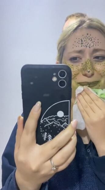 TikTok: Mujer intenta hacer pecas en su rostro y el resultado asusta a su bebé