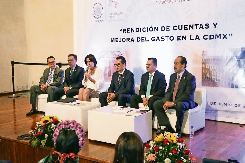 Tanto Patricia Mercado como Manuel Granados asistieron al foro Rendición de cuentas y mejora del gasto en la CDMX, que organizó el coordinador del grupo de trabajo del Poder Ejecutivo de la Asamblea Legislativa, Xavier López. (HÉCTOR ALFARO. OBTURADORMX)