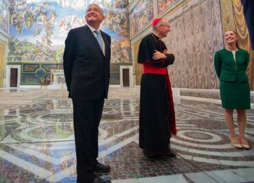En menos de 10 minutos, recorre AMLO réplica de la Capilla Sixtina en el Zócalo capitalino