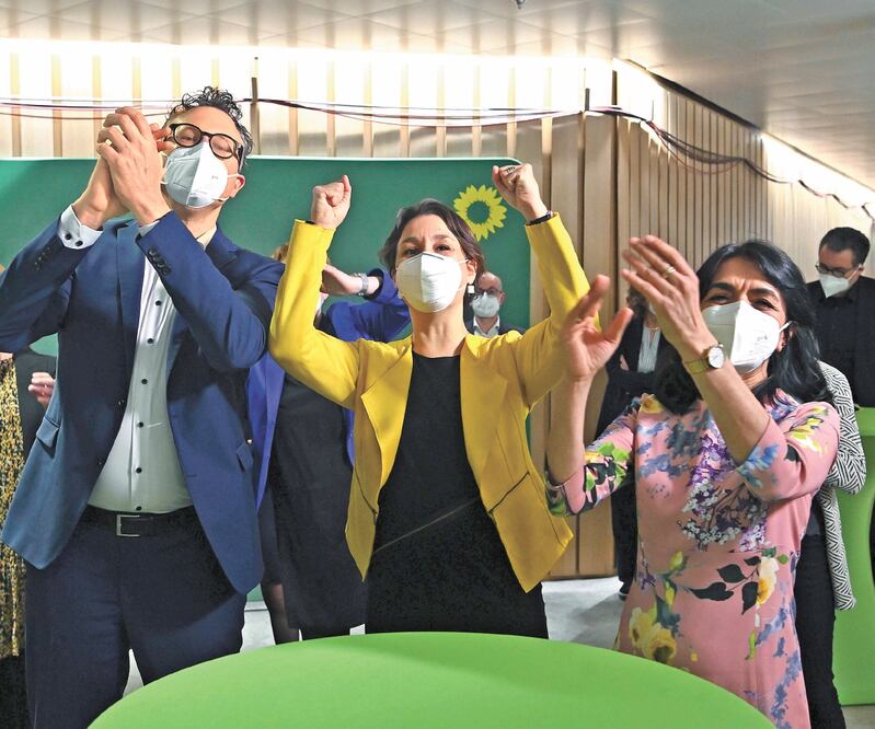 Andreas Schwarz, líder de los Verdes en Baden-Wuerttemberg, y Sandra Detzer, líder estatal del partido, celebran el resultado electoral. Foto: MARIJAN MURAT. AP