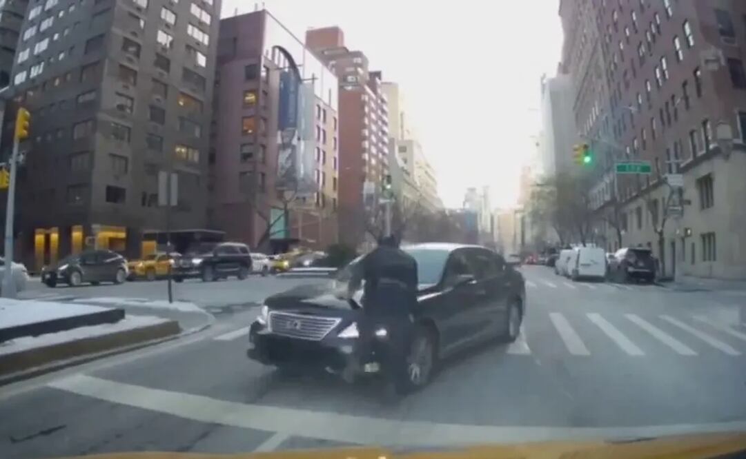 Los investigadores dicen que cuando un oficial se acercó al auto, una mujer lo atropelló, fue detenida y se encuentra bajo fianza. Foto: tomada de video