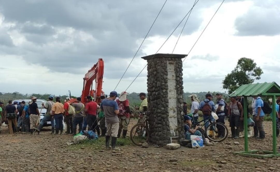 Grupo de migrantes nicaragüenses en la zona fronteriza entre Costa Rica y Nicaragua. Foto: CortesíaFundación Arias