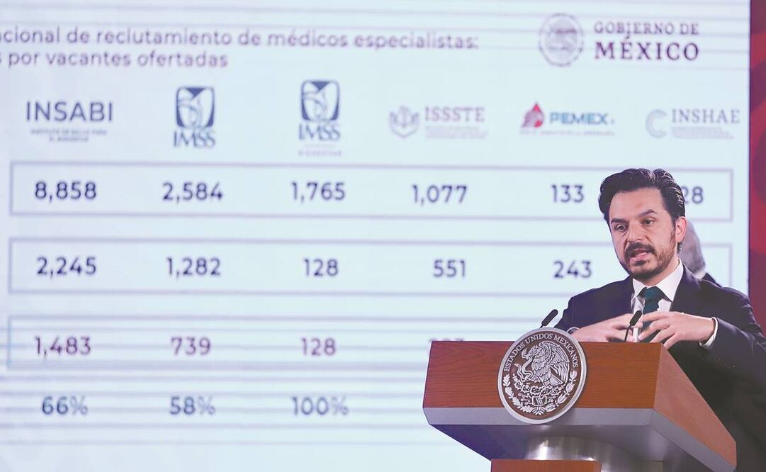 Zoé Robledo, director general del IMSS, señala que se dará énfasis a ocupar las plazas en zonas alejadas. Se ofertaron más de 14 mil lugares y hubo 4 mil 494 solicitudes. Foto: Berenice Fregoso/EL UNIVERSAL