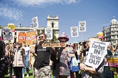 Entre críticas, May se aferra al poder en RU