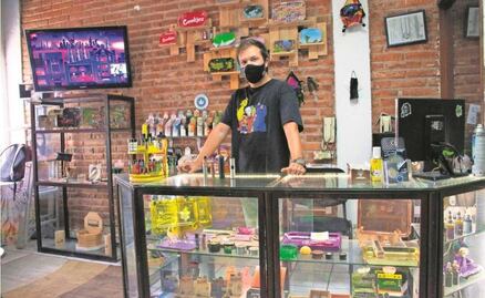 La gente no va a dejar el vicio con prohibición de vapeadores, dice vendedor de una smoke shop