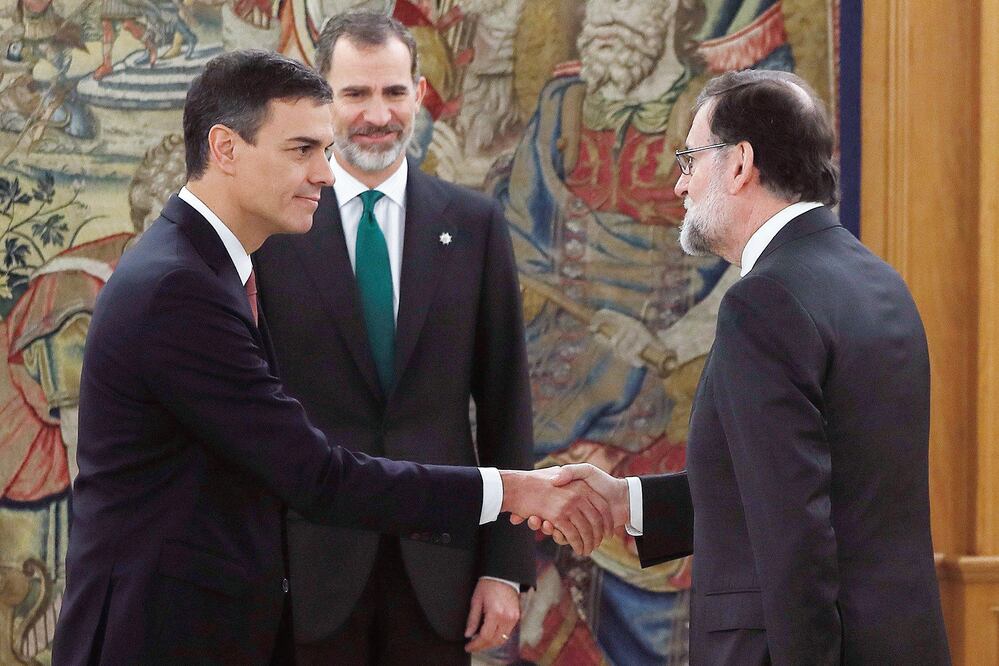 Saludo entre Pedro Sánchez y Mariano Rajoy, luego de que el primero juró el cargo de presidente del gobierno español ante el rey Felipe VI (AFP. FERNANDO ALVARADO. POOL)