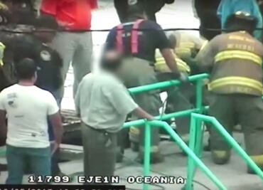 Detienen a presunto feminicida; se escondía en el desagüe