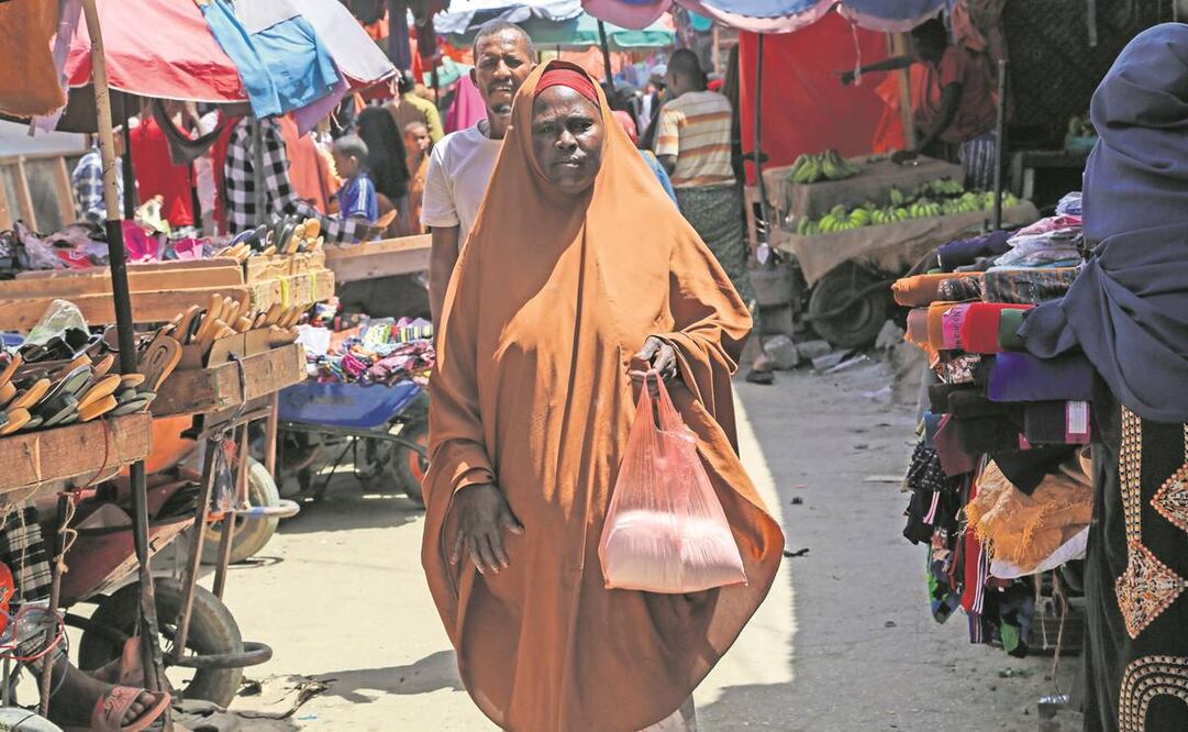 Una mujer somalí regresa a casa tras comprar harina de trigo, cuyo precio ha aumentado 45% por la guerra en Ucrania. Foto: Farah Abdi Warsameh/AFP