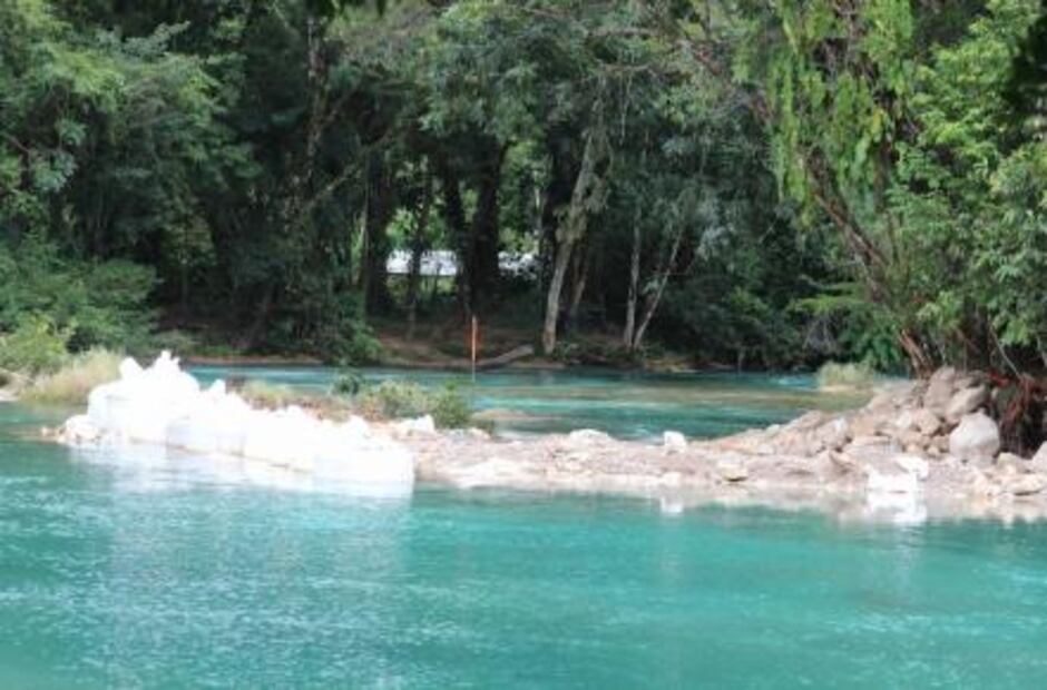 Redireccionan afluente de Agua Azul con parche