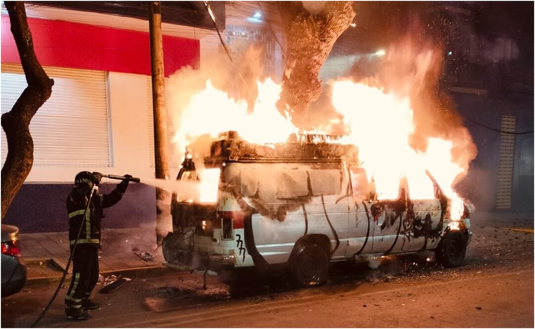 Incendio de camioneta en CDMX. Foto: @Bomberos_CDMX