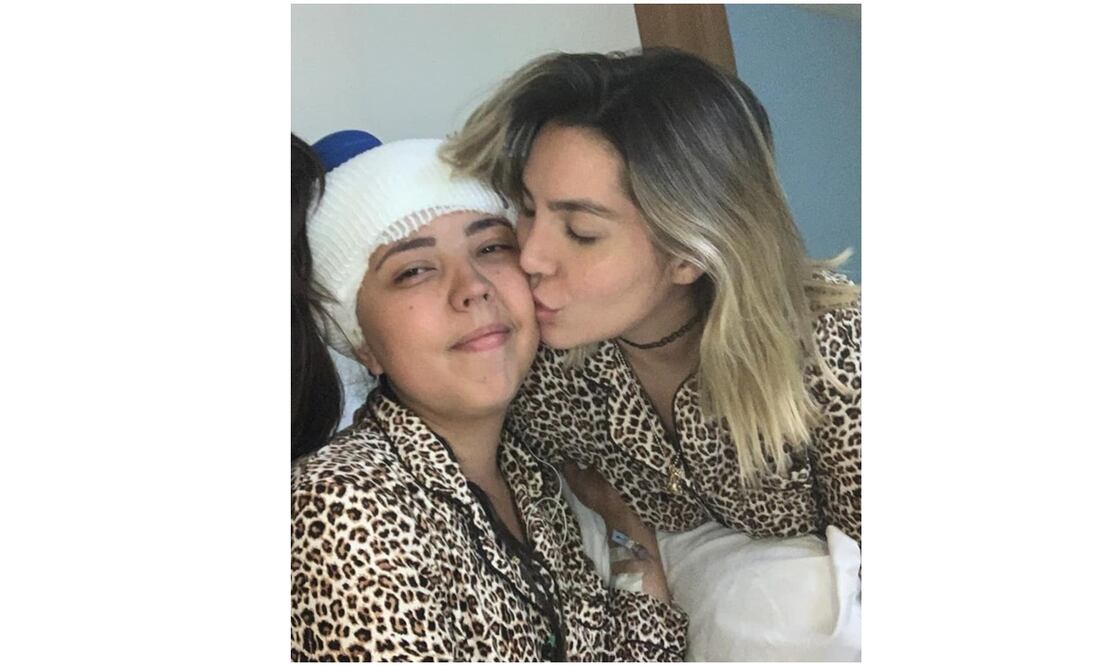 En una de las fotografías compartidas por Beatriz Pasquel, Frida aparece con Natasha en un hospital.