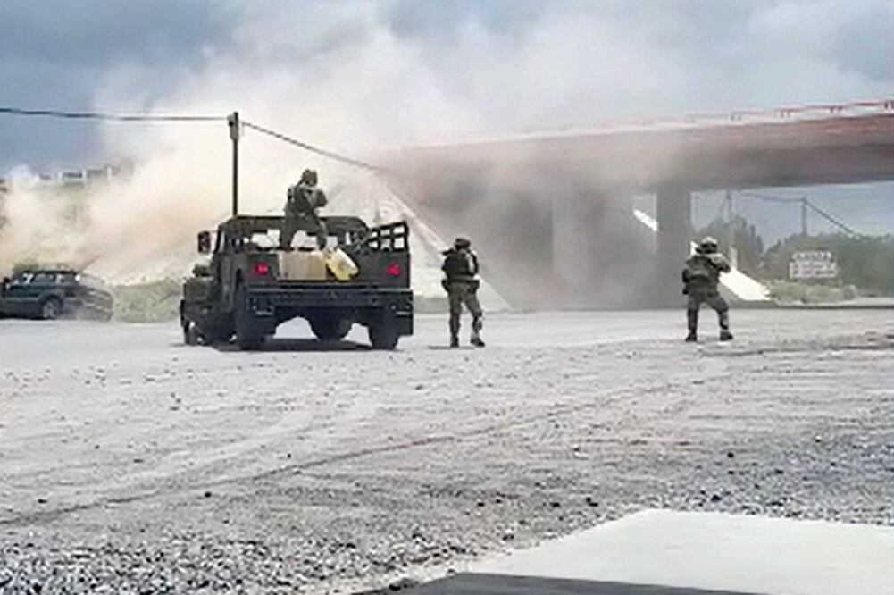 Hallazgo. El Grupo Coordinación Tamaulipas confirmó que personal militar localizó un vehículo en aparente estado de abandono con bidones de hidrocarburo (ESPECIAL)