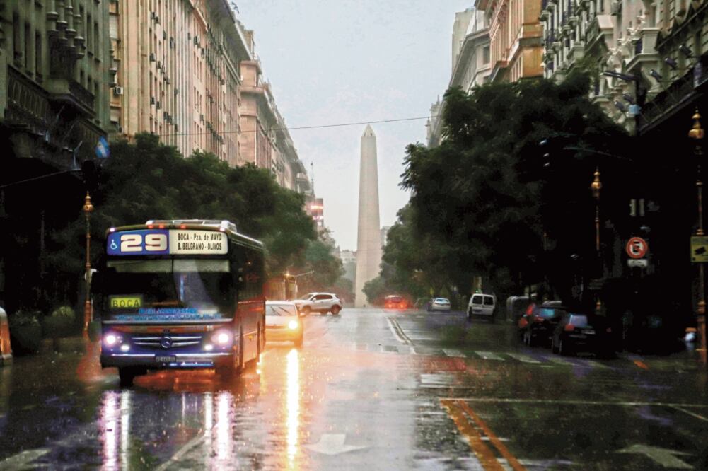 En Buenos Aires los habitantes amanecieron sin luz y con lluvias torrenciales. Foto/JUAN VARGAS. AFP