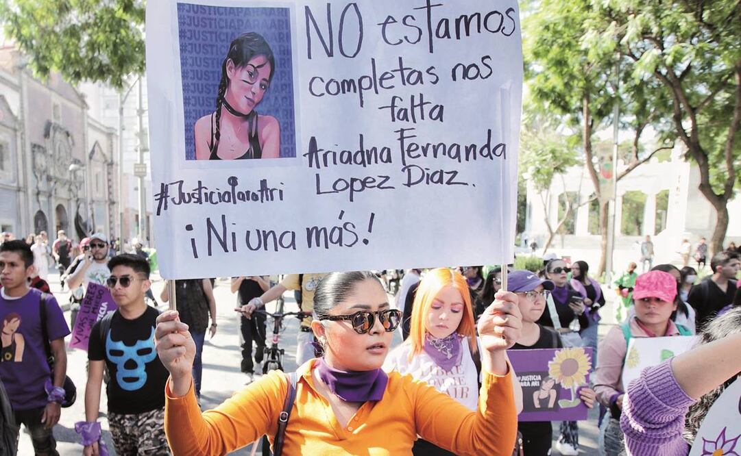 La marcha de amigos y familiares de Ariadna partió del Monumento a la Revolución; tenía como destino el Zócalo, pero llegó a la FGJ.  Foto: Fernanda Rojas/EL UNIVERSAL