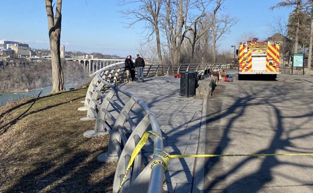 El rescate en las Cataratas del Niágara se complicó por el hielo que se había formado cerca del fondo del desfiladero. Foto: Twitter @DaveMcKinley2