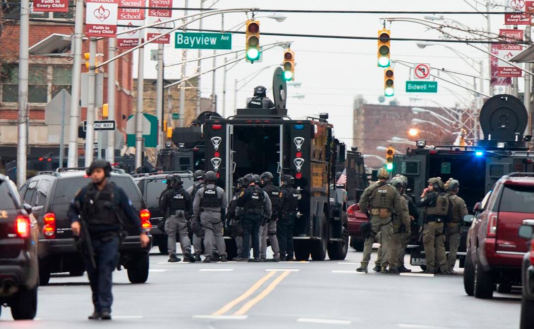 Después de llamar a los servicios de emergencia arribó el equipo SWAT al lugar del tiroteo (AP)