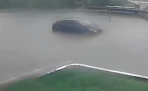 Una tormenta con fuertes vientos y granizo provocó afectaciones en distintos puntos de Monterrey.  | Foto: Especial.