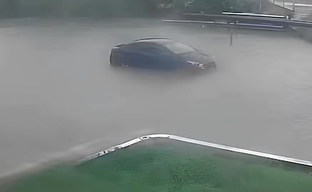 Tormenta acompañada de granizo y fuertes vientos golpea a Monterrey; reportan una mujer fallecida por caída de panorámico