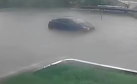 Tormenta acompañada de granizo y fuertes vientos golpea a Monterrey; reportan una mujer fallecida por caída de panorámico