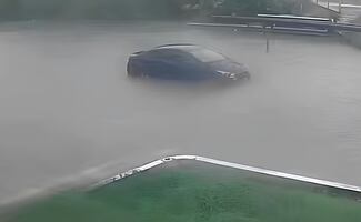 Tormenta acompañada de granizo y fuertes vientos golpea a Monterrey; reportan una mujer fallecida por caída de panorámico